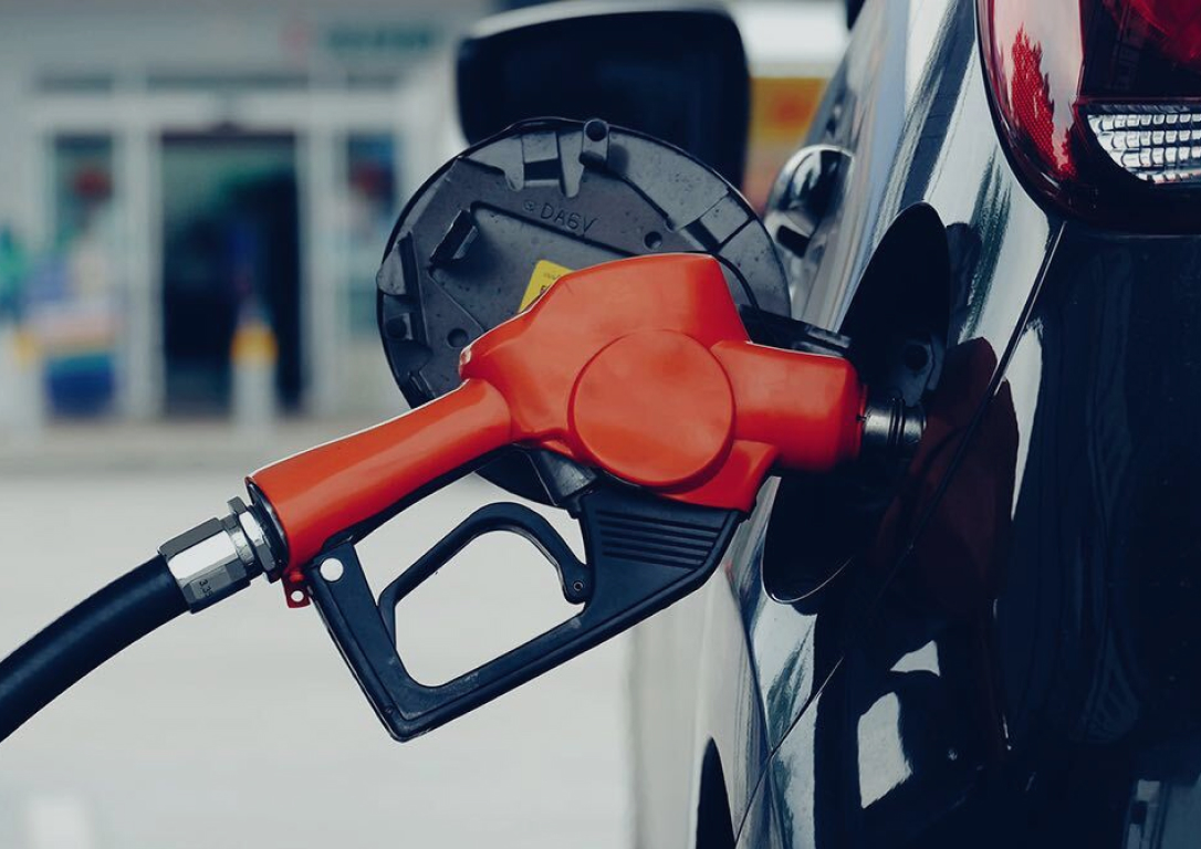 7 Cara Menghemat Bensin Mobil saat Perjalanan Jauh