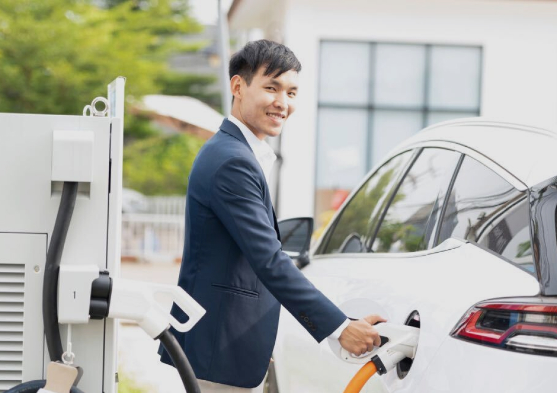 Cek Perbandingan Mobil Listrik VS Mobil Berbahan Bakar Bensin, Lebih Irit Mana Biayanya?