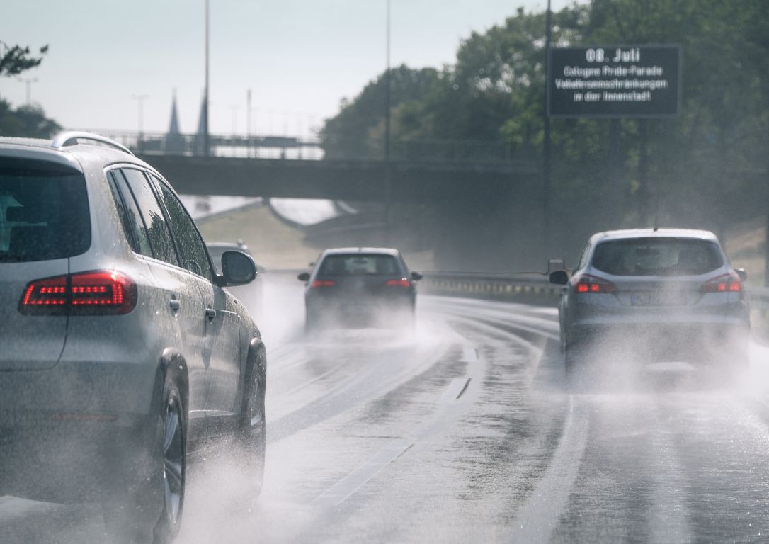 8 Tips Aman Berkendara Saat Hujan Deras, Terhindar dari Aquaplaning dan Kecelakaan!